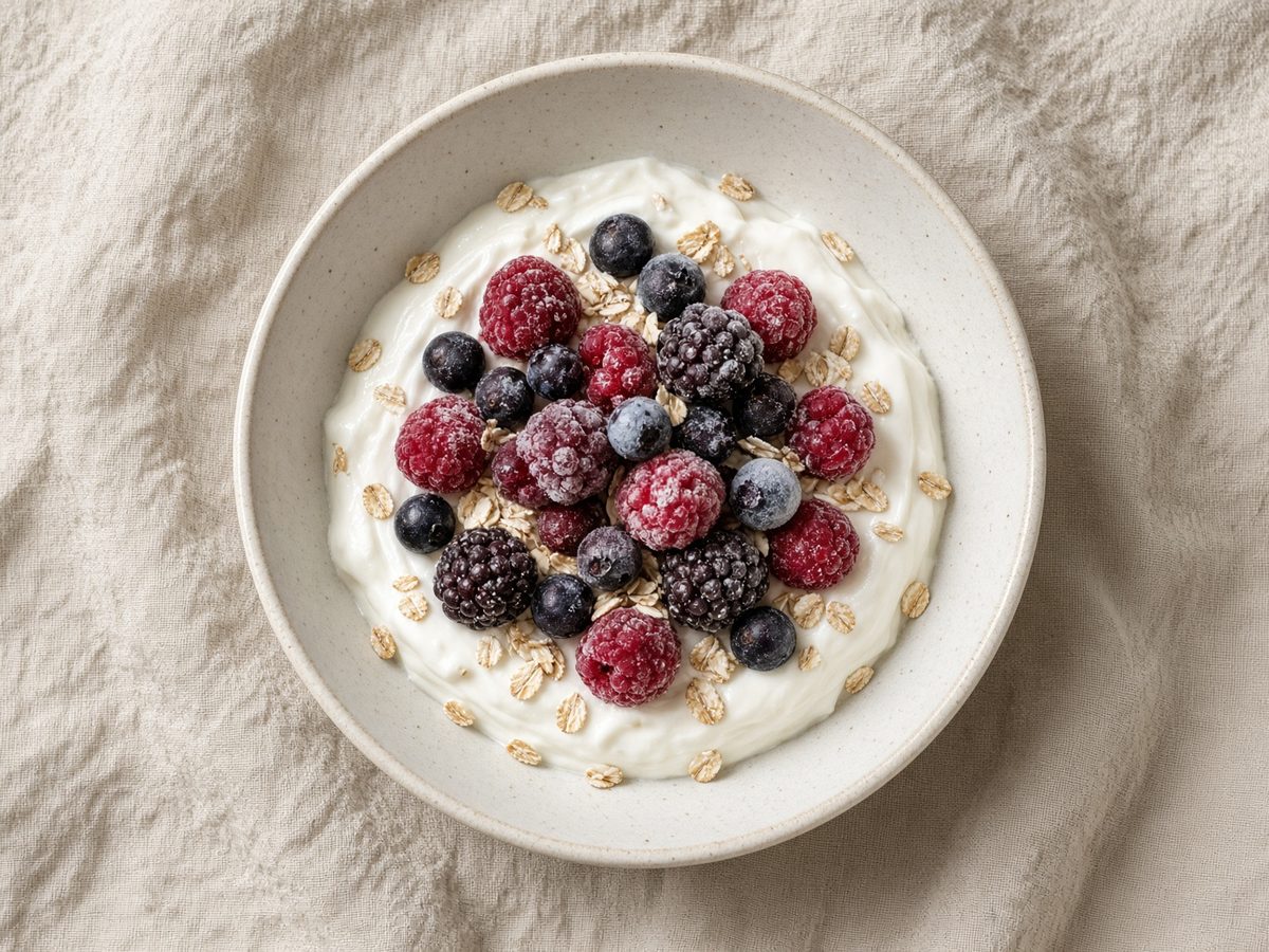 Skyr-Bowl mit Beeren und Haferflocken